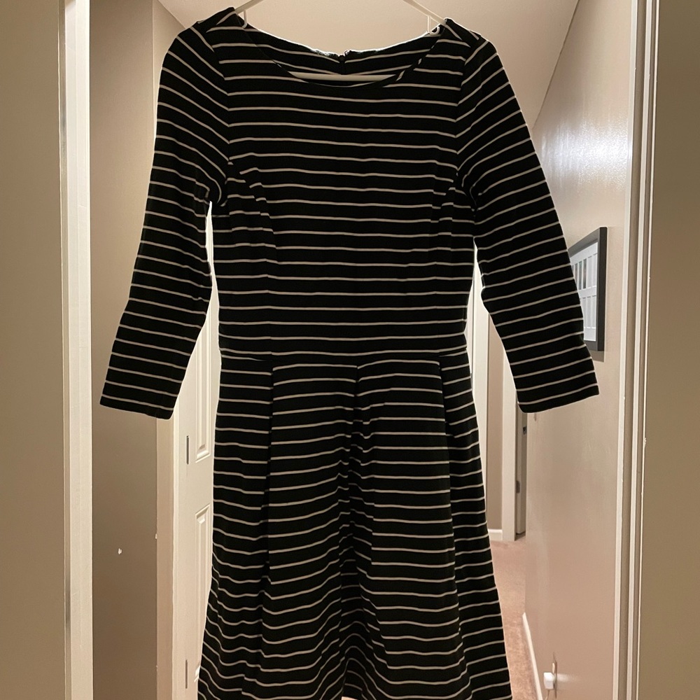 Black/cream striped BR dress with pleated structure. Sz10 3/4 sleeve